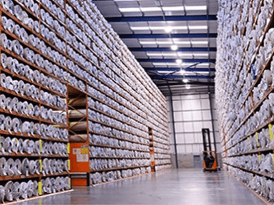 Работник на складе ковров